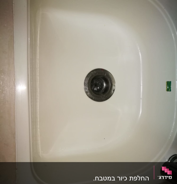 כיור עם ניקוז מתכת וברז בצד ימין